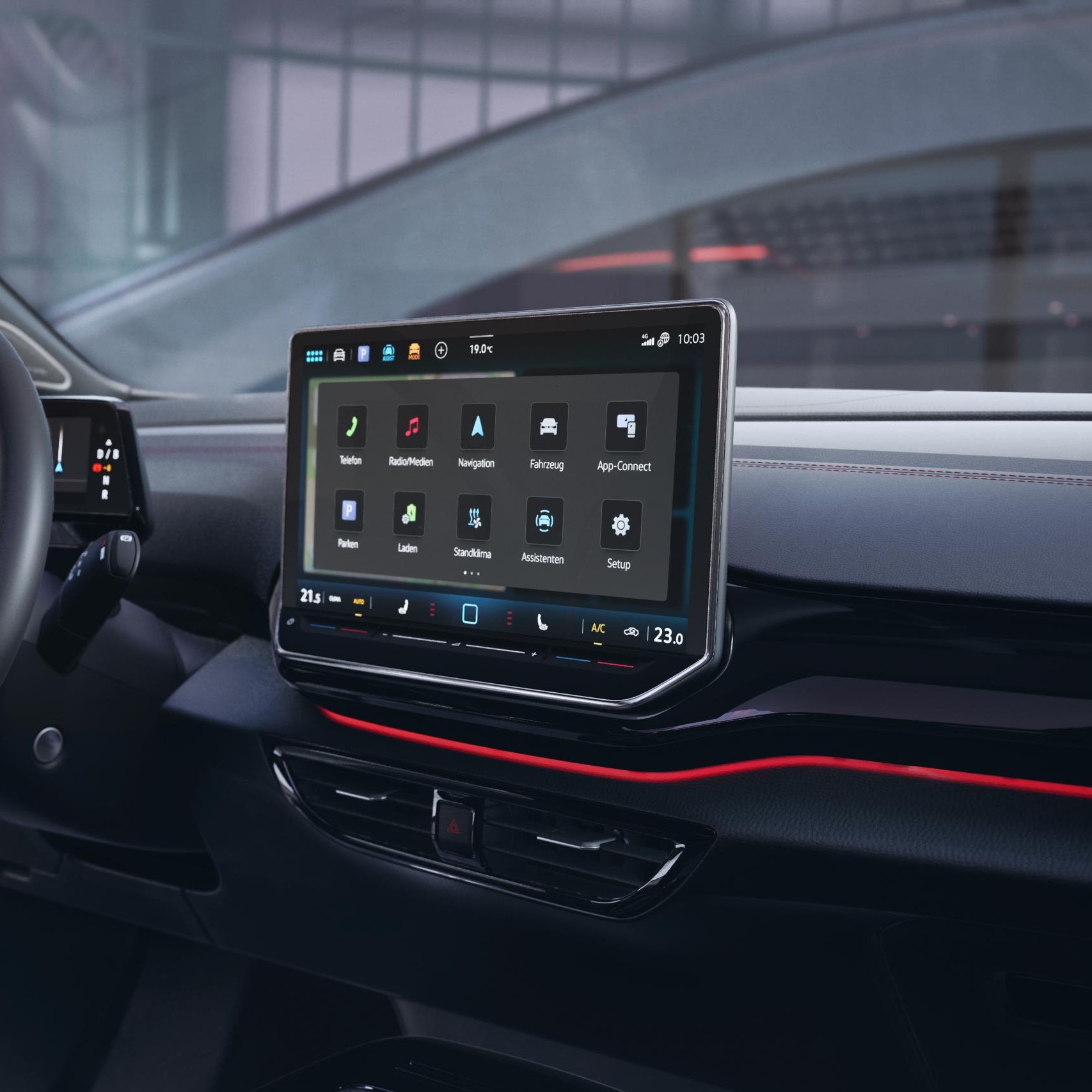 Cockpit eines VW ID.4 GTX mit Multifunktionslenkrad und Infotainmentsystem.