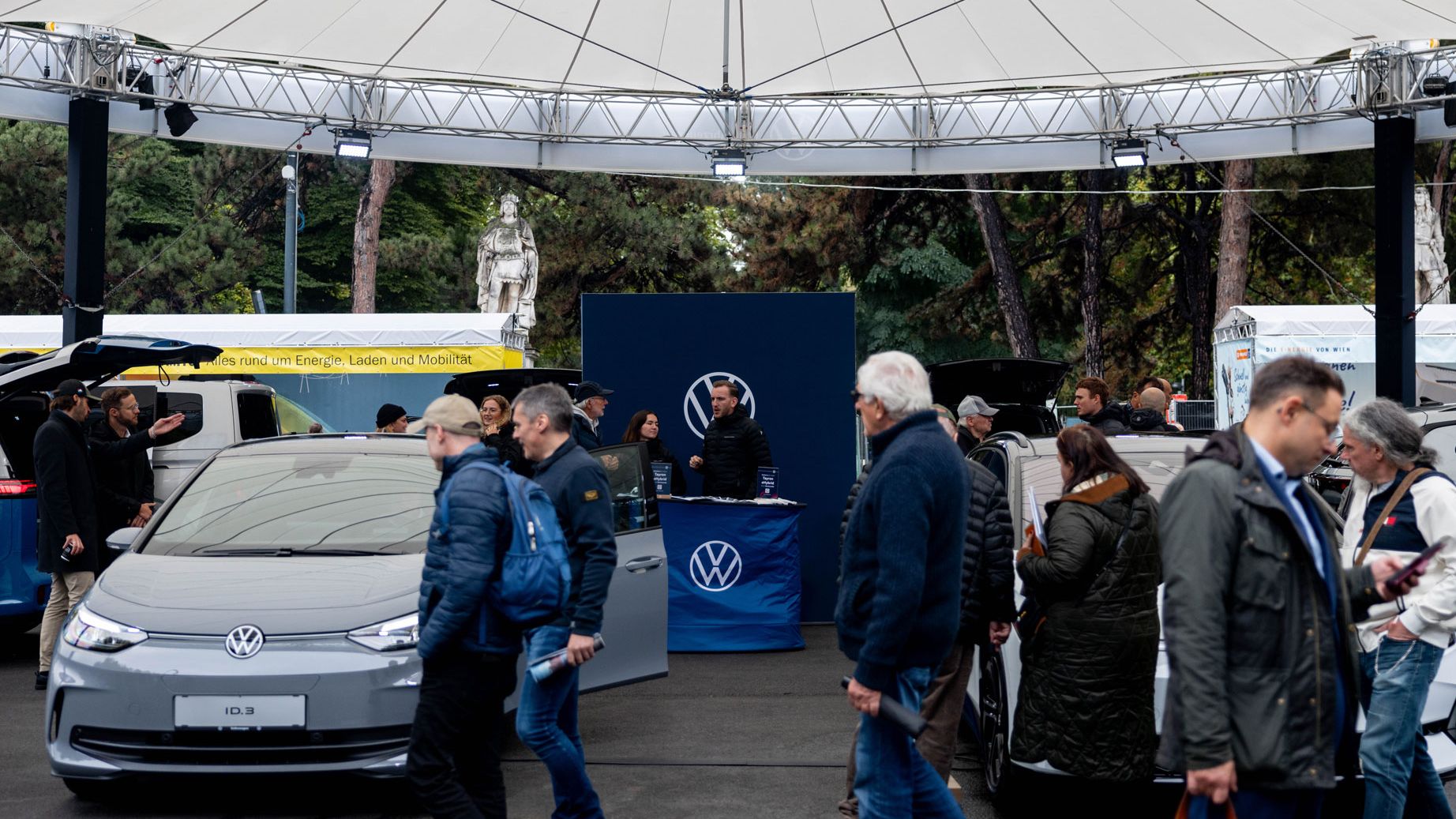 Besucher der Wiener Elektro Tage 2025 am Stand von Volkswagen.