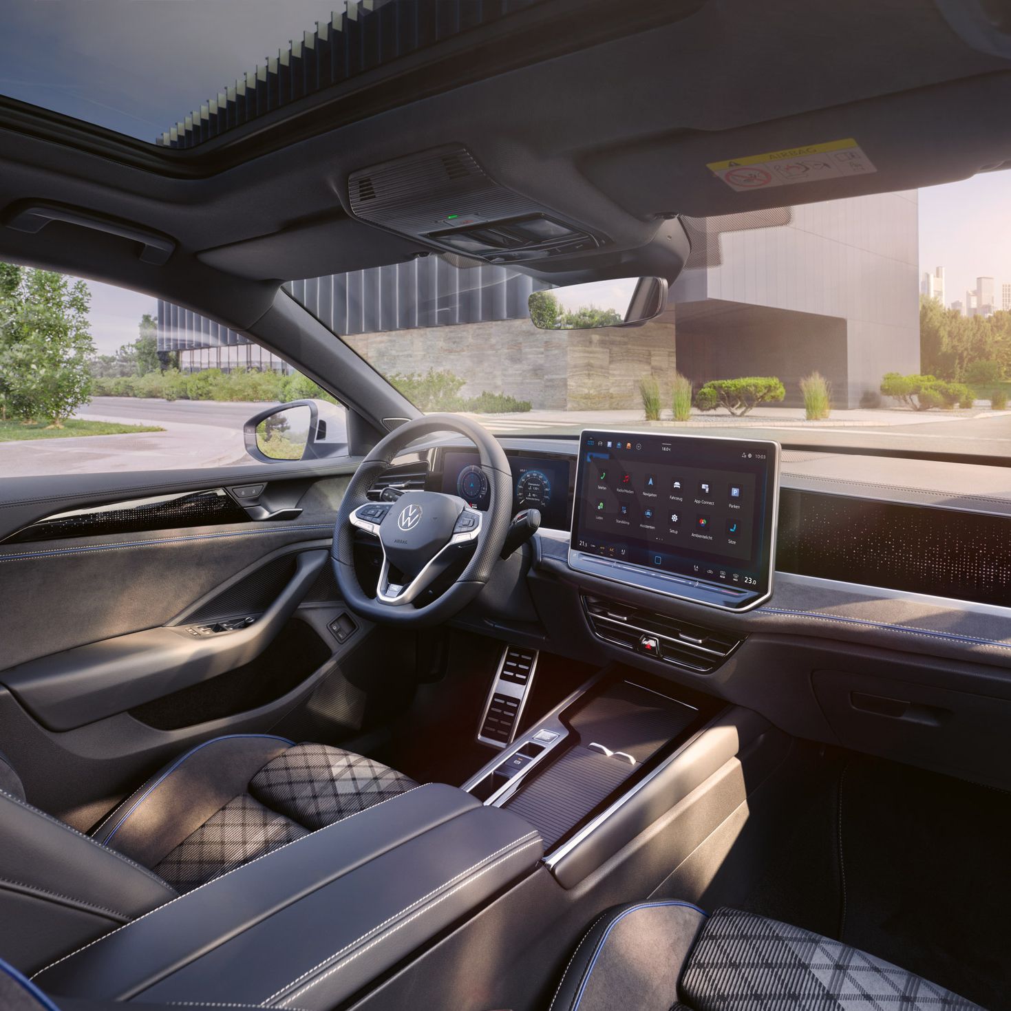 Innenansicht des VW Passat R-Line mit Blick auf die optionalen ergoActive Sitze und das Cockpit.