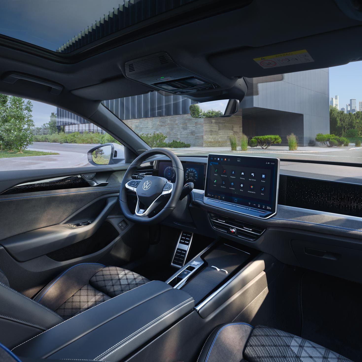 Innenansicht des VW Passat R-Line mit Blick auf die optionalen ergoActive Sitze und das Cockpit.