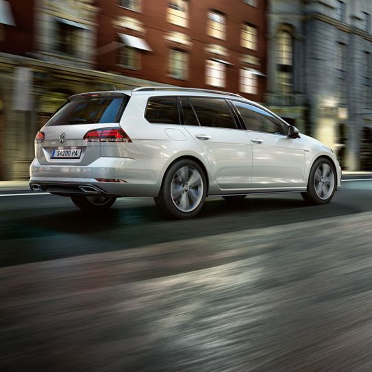 VW Golf Variant R-Line fährt durch die Stadt 