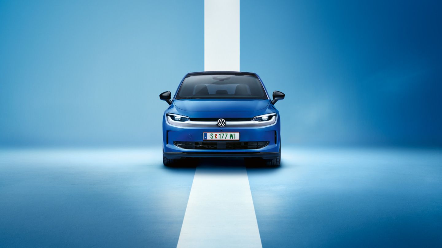 Frontansicht eines blauen VW ID. Polo Style vor einem hellblauen Hintergrund.