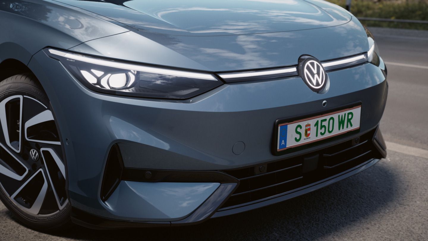 Frontansicht eines blauen VW ID.7 Tourer mit Front-Lichtsignatur.