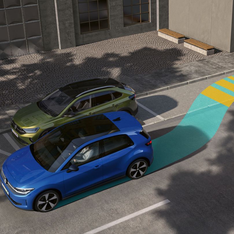 Illustration zeigt einen VW ID. Polo der mit Park Assist Plus rückwärts in eine seitliche Parklücke einparkt.