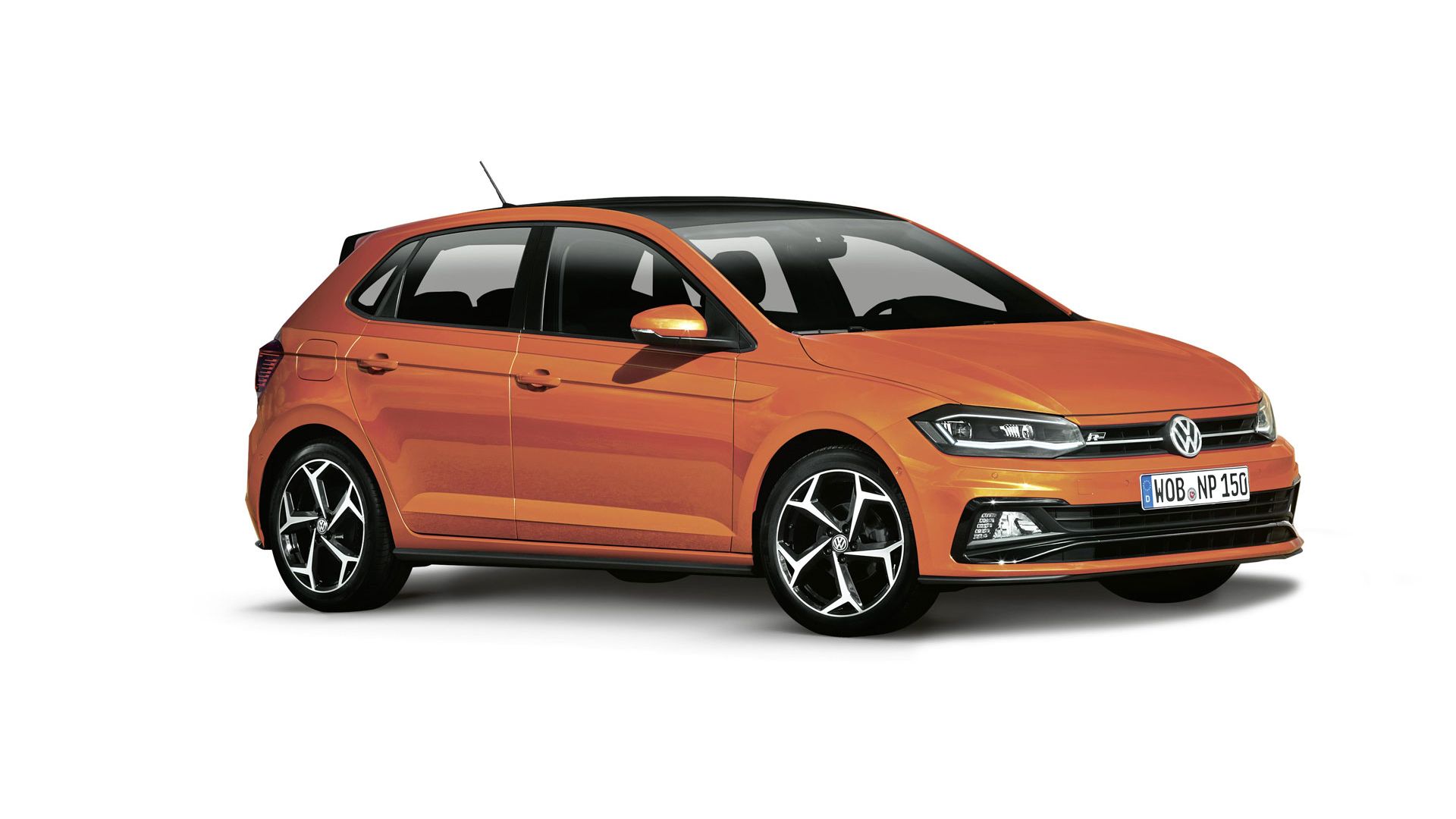 Ein orangefarbener VW Polo 6 ist auf einem weißen Hintergrund abgebildet. Das Auto hat einen schwarzen Dachbereich und moderne Scheinwerfer.