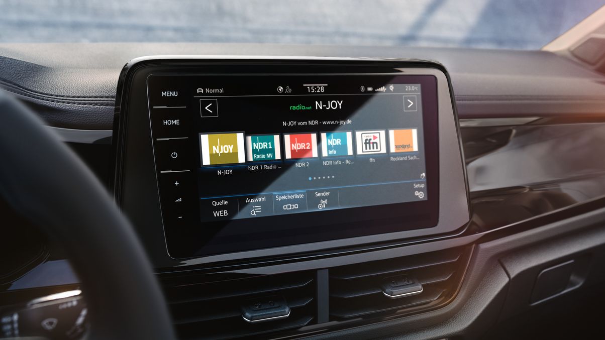 Detailansicht des Infotainmentsystems mit Radio und Navigation