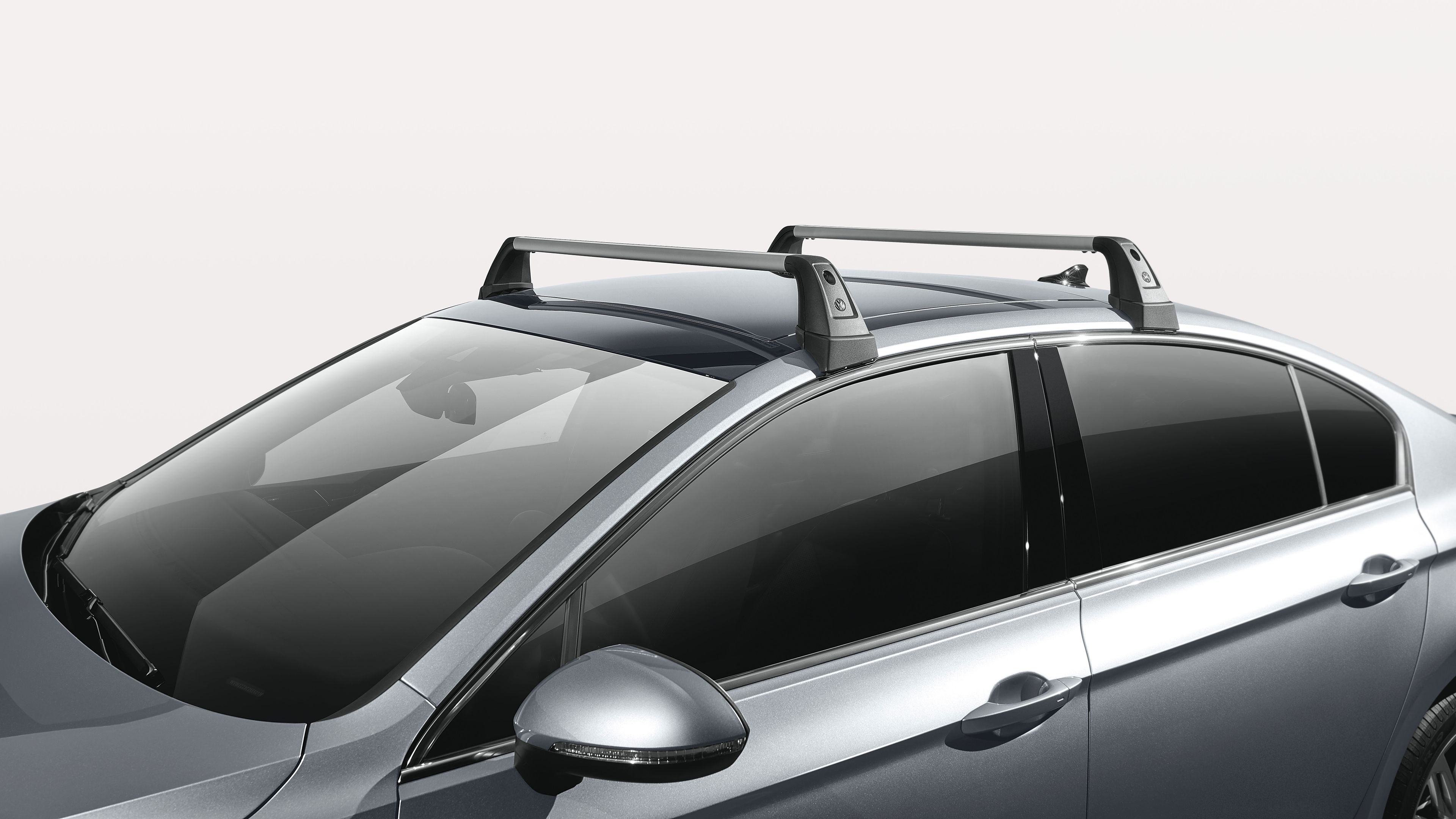 Volkswagen Grundträger am Dach eines grauen Volkswagen.