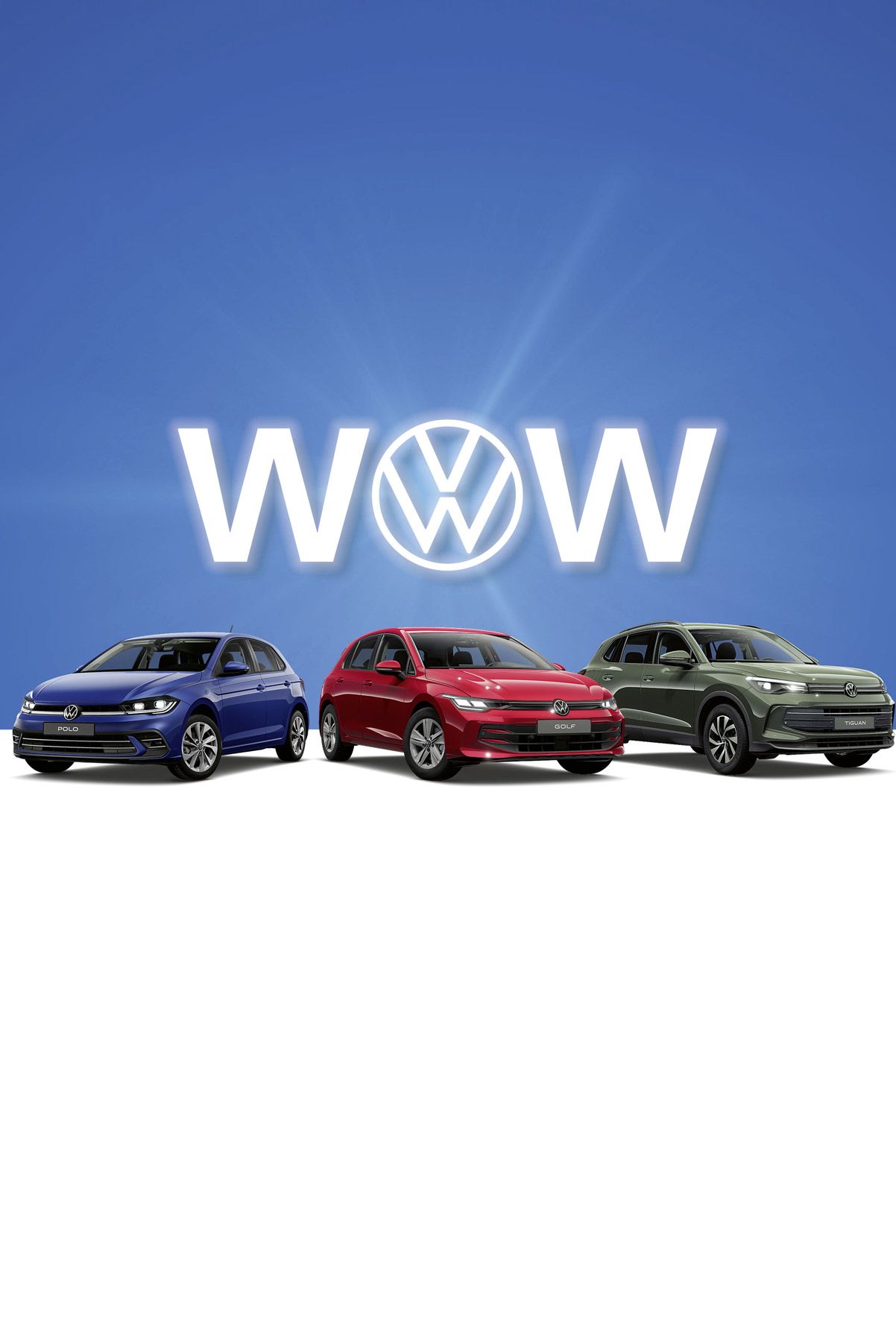 Drei Volkswagen-Modelle, ein Polo, Golf und Tiguan stehen nebeneinander vor einem blauen Hintergrund. Das Wort "WOW" ist groß geschrieben und das Volkswagen-Logo befindet sich mittig darüber. Von links nach rechts sind ein blaues, ein rotes und ein graues Auto zu sehen.