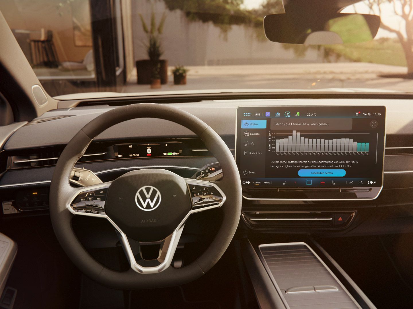 Innenansicht eines modernen Volkswagen-Cockpits mit großem Touchscreen in der Mittelkonsole, auf dem ein Musik-Equalizer angezeigt wird. Das Lenkrad mit VW-Logo dominiert den Vordergrund, dahinter ein digitales Instrumentendisplay. Durch die Frontscheibe ist eine sonnige Außenszene mit Terrasse und Pflanzen zu sehen.