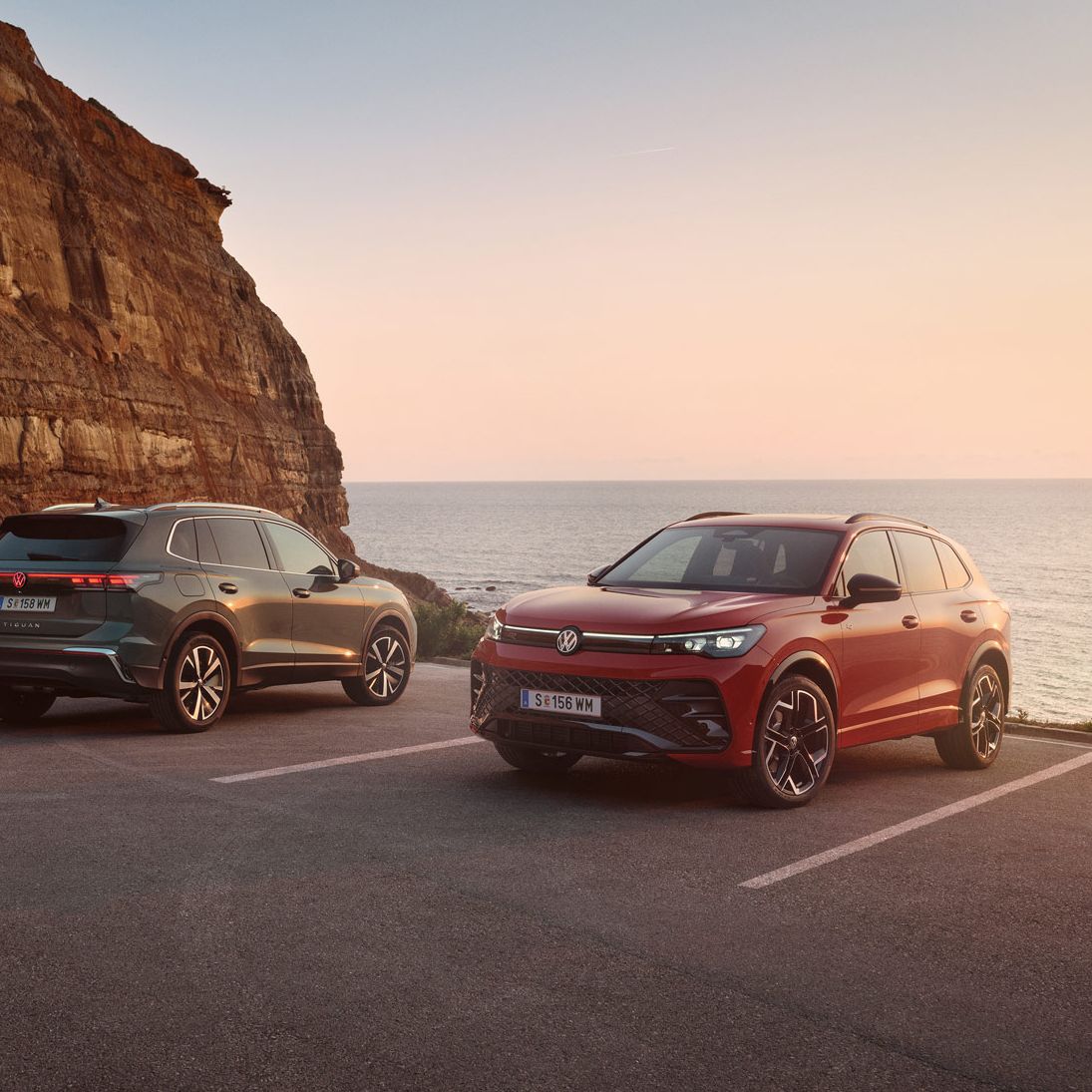 Zwei VW Tiguan geparkt vor der Küste in abendlicher STimmung