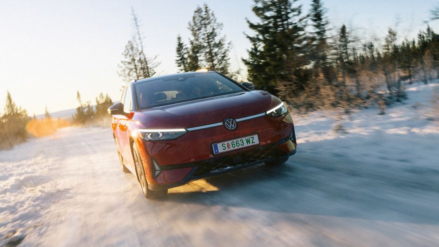 Ein roter ID.7 Tourer GTX fährt eine Landstraße entlang. 