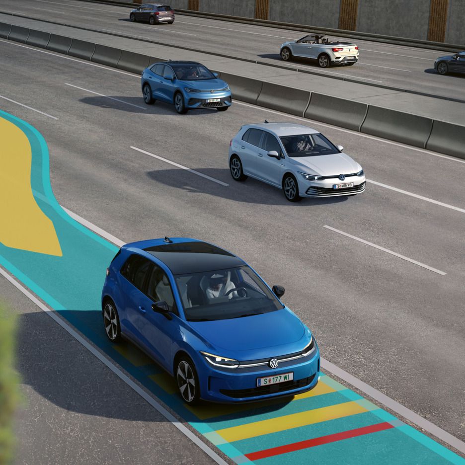 Illustration zeigt schematisch anhand eines blauen VW ID. Polo die Funktionsweis des Emergency Assist