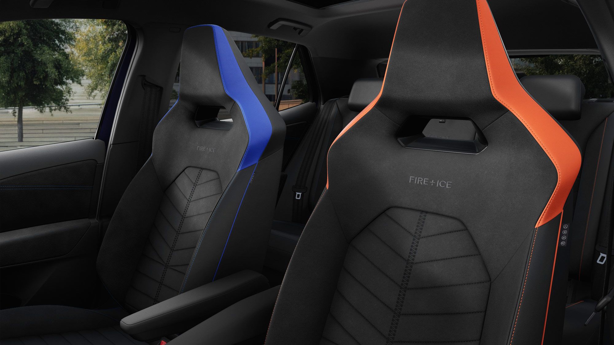 Zwei Autositze im ID.3 GTX FIRE+ICE. Der linke Sitz hat blaue Seitenpolster, während der rechte Sitz orangefarbene Seitenpolster hat. Beide haben eine sportliche und ergonomische Gestaltung.