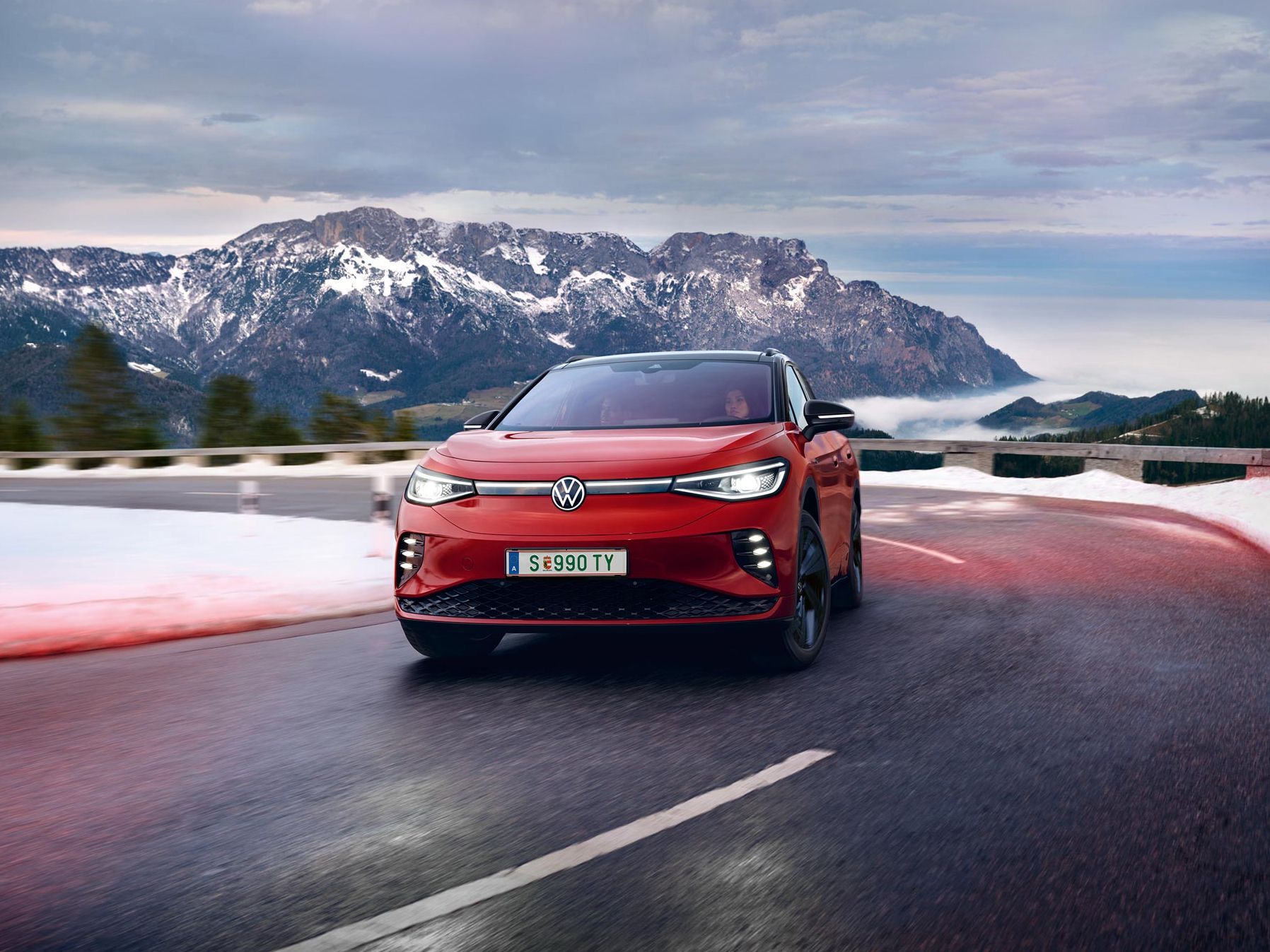 Der ID.4 GTX von VW fährt in eine Kurve