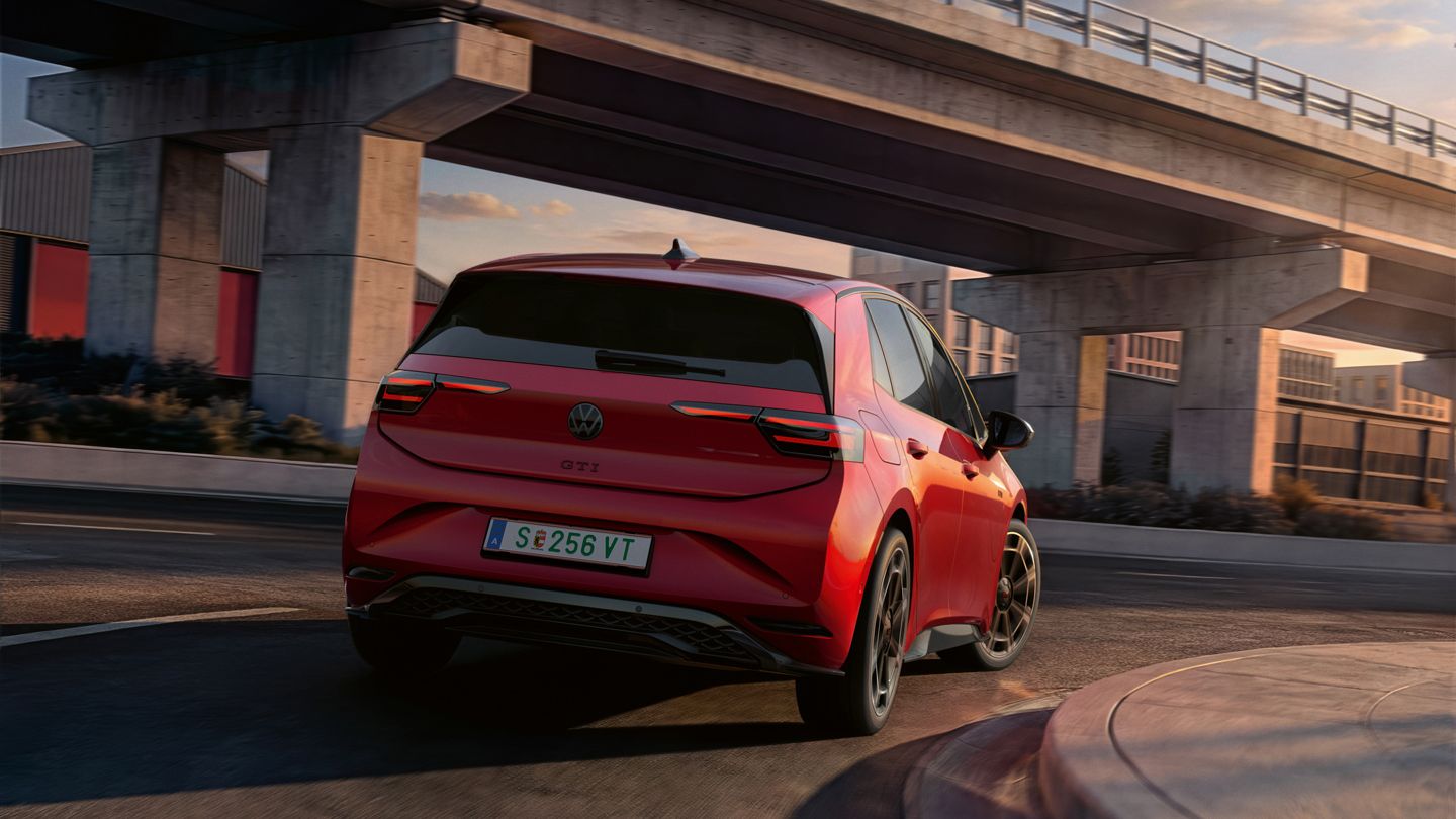 [AI-modified] – Heckansicht eines roten VW ID.3 GTI mit eingeschalteten Rückleuchten.