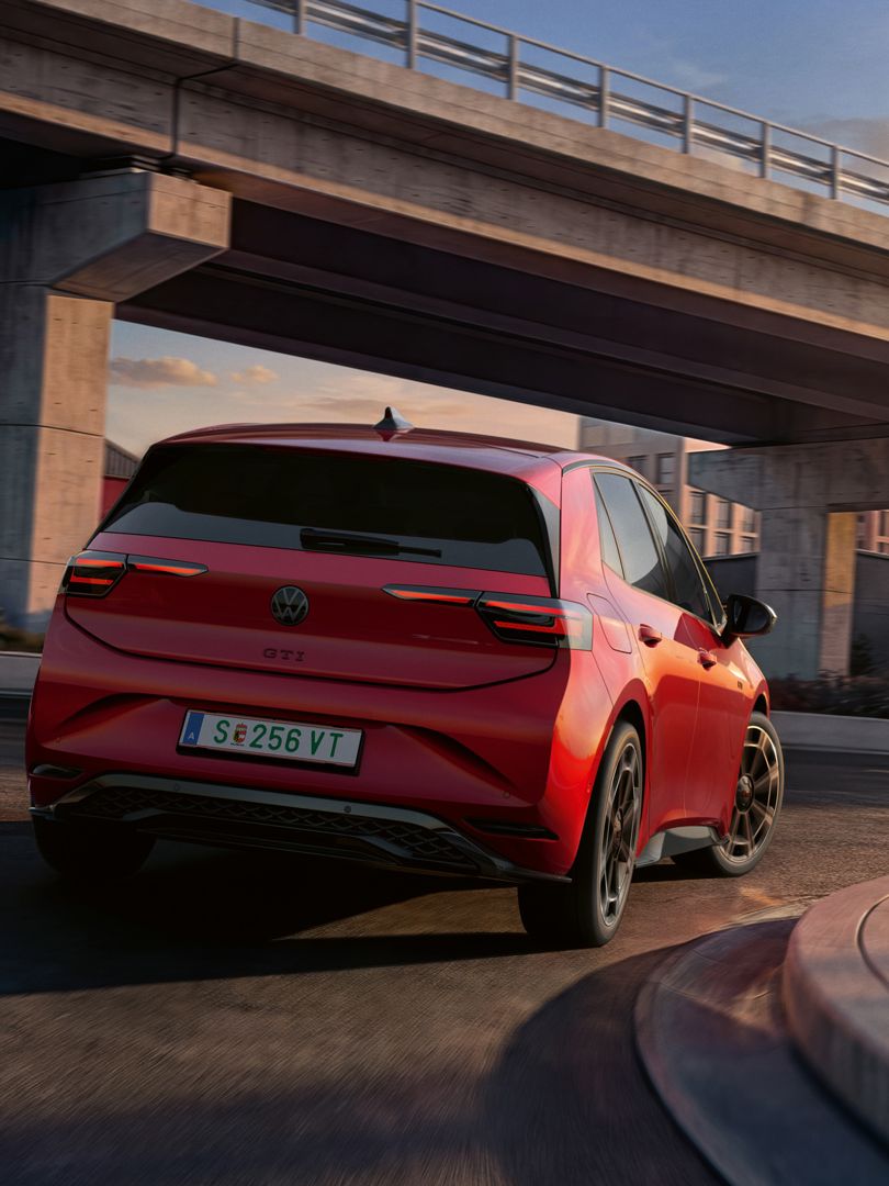 [AI-modified] – Heckansicht eines roten VW ID.3 GTI mit eingeschalteten Rückleuchten.