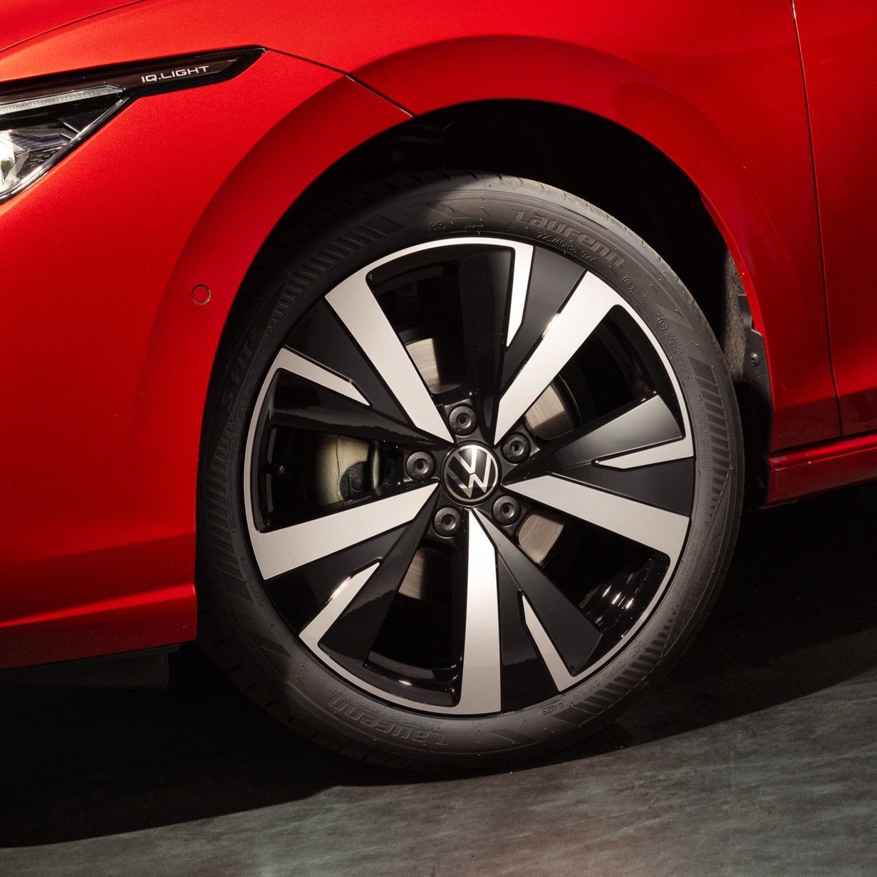 Detailaufnahme der 18-Zoll Leichtmetallräder "Catania" eines roten VW Golf Falco Edition