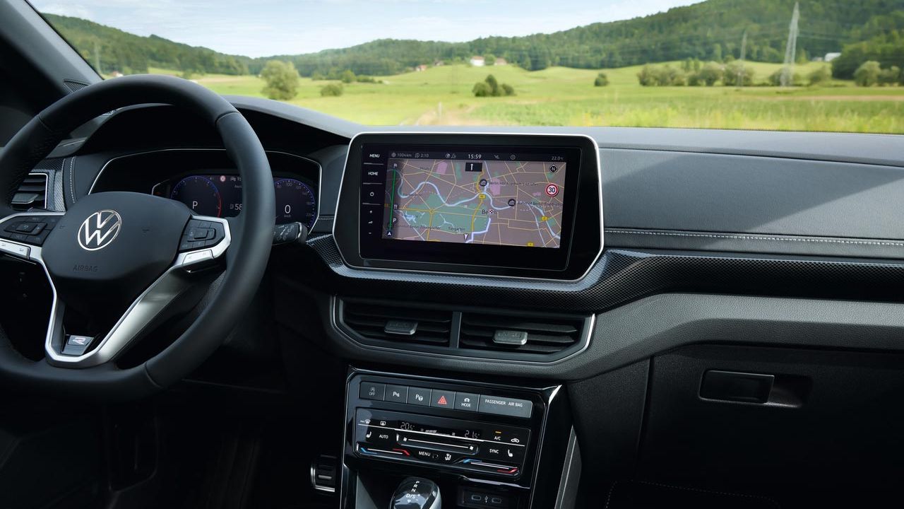 Detailansicht des Cockpits und Navigationssystem eines VW T-Cross
