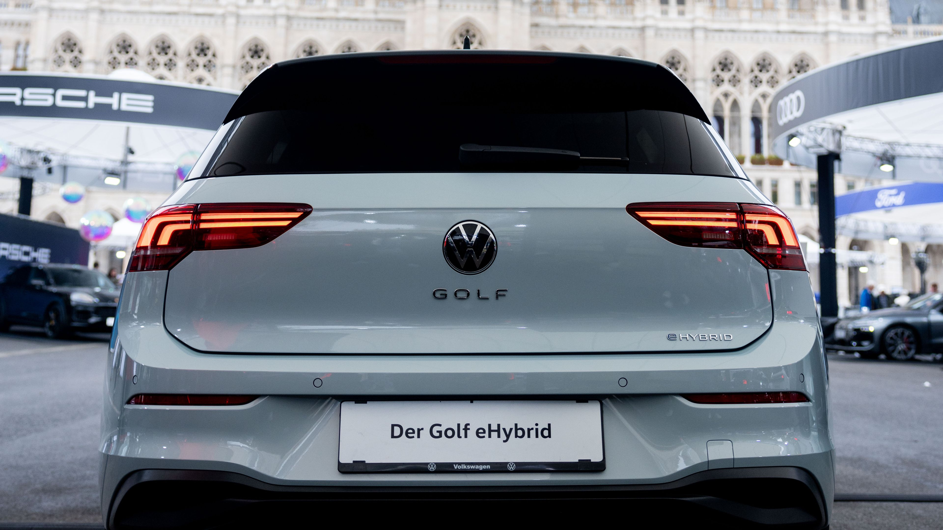 Blick auf den VW Golf eHybrid bei den Wiener Elektro Tagen 2025-