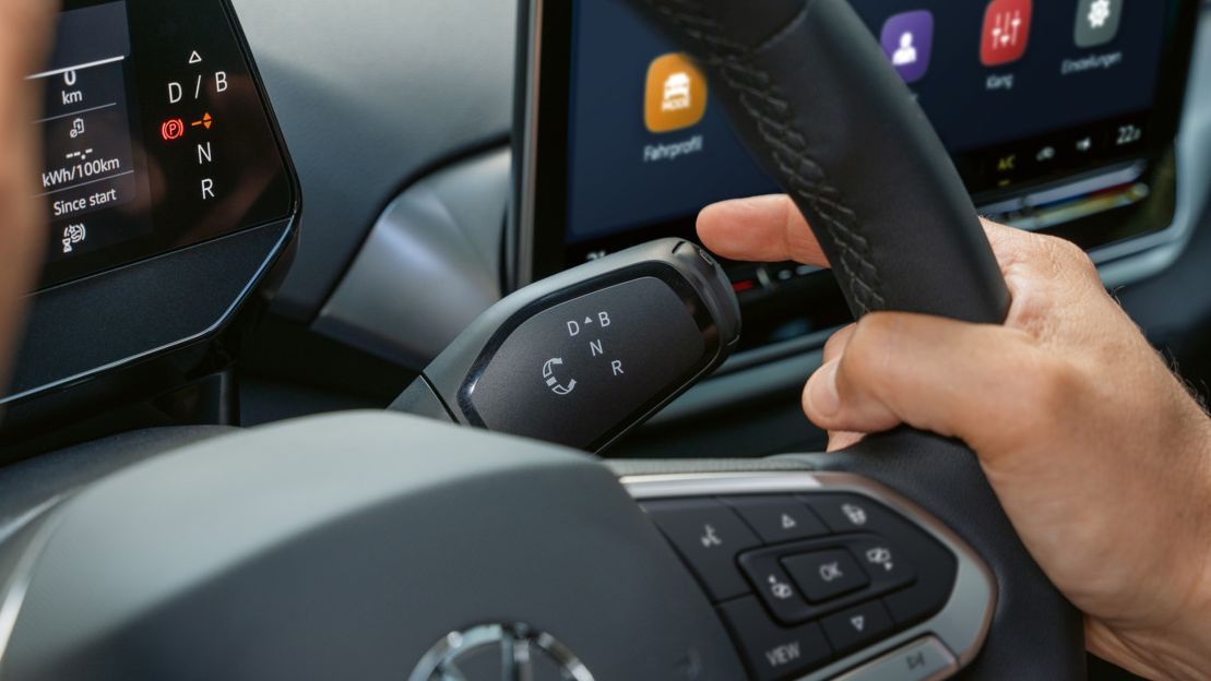Detailansicht des Schalthebels hinter dem Multifunktionslenkrad in einem VW ID.5.