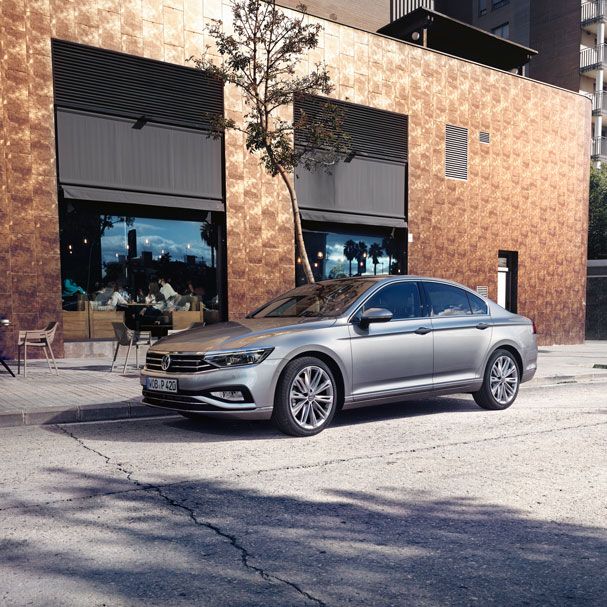 VW Passat Limousine steht geparkt vor einem Café 