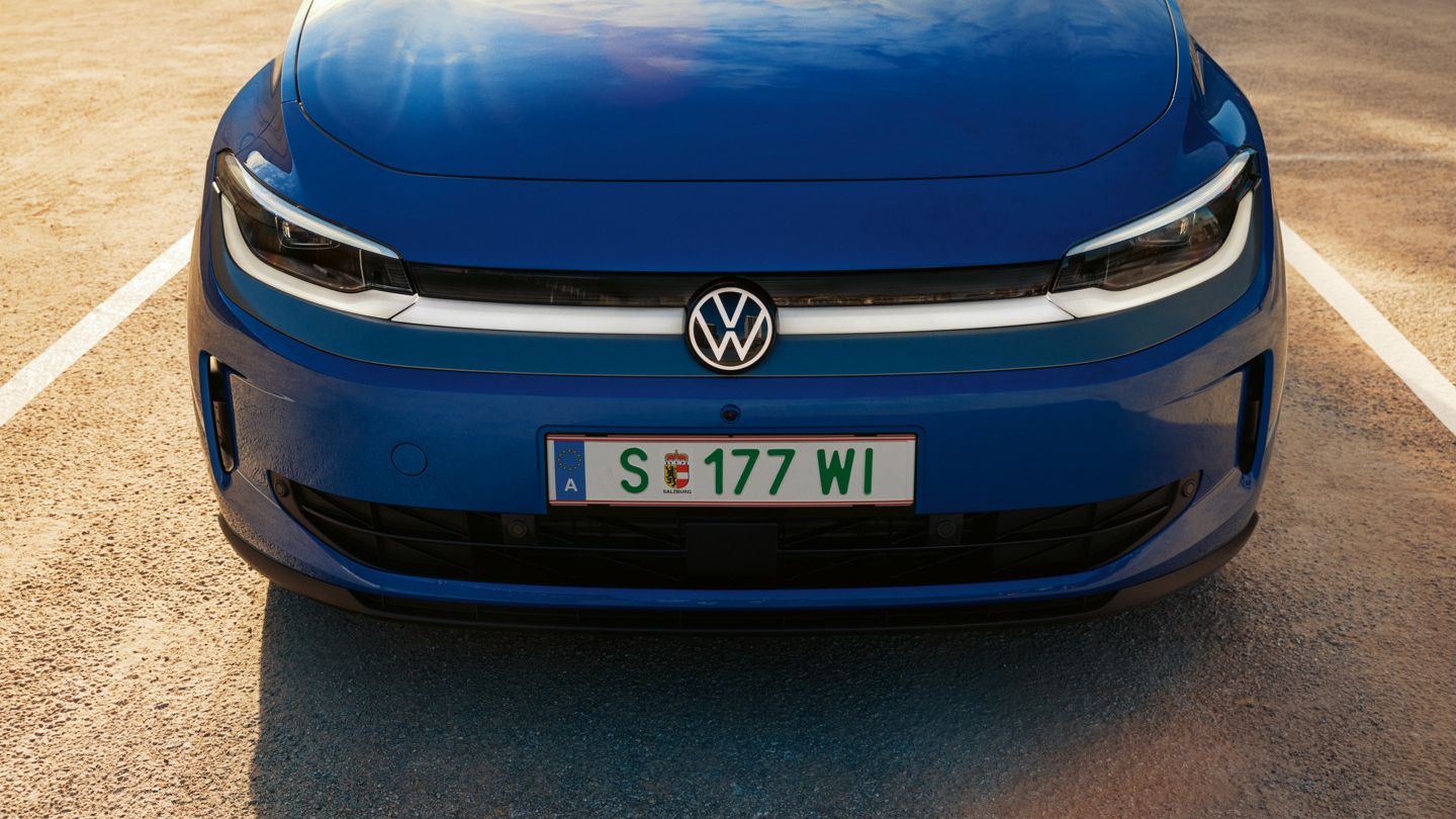 Blick auf die LED-Scheinwerfer eines blauen VW ID. Polo in Frontansicht.