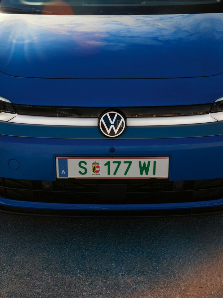Blick auf die LED-Scheinwerfer eines blauen VW ID. Polo in Frontansicht.