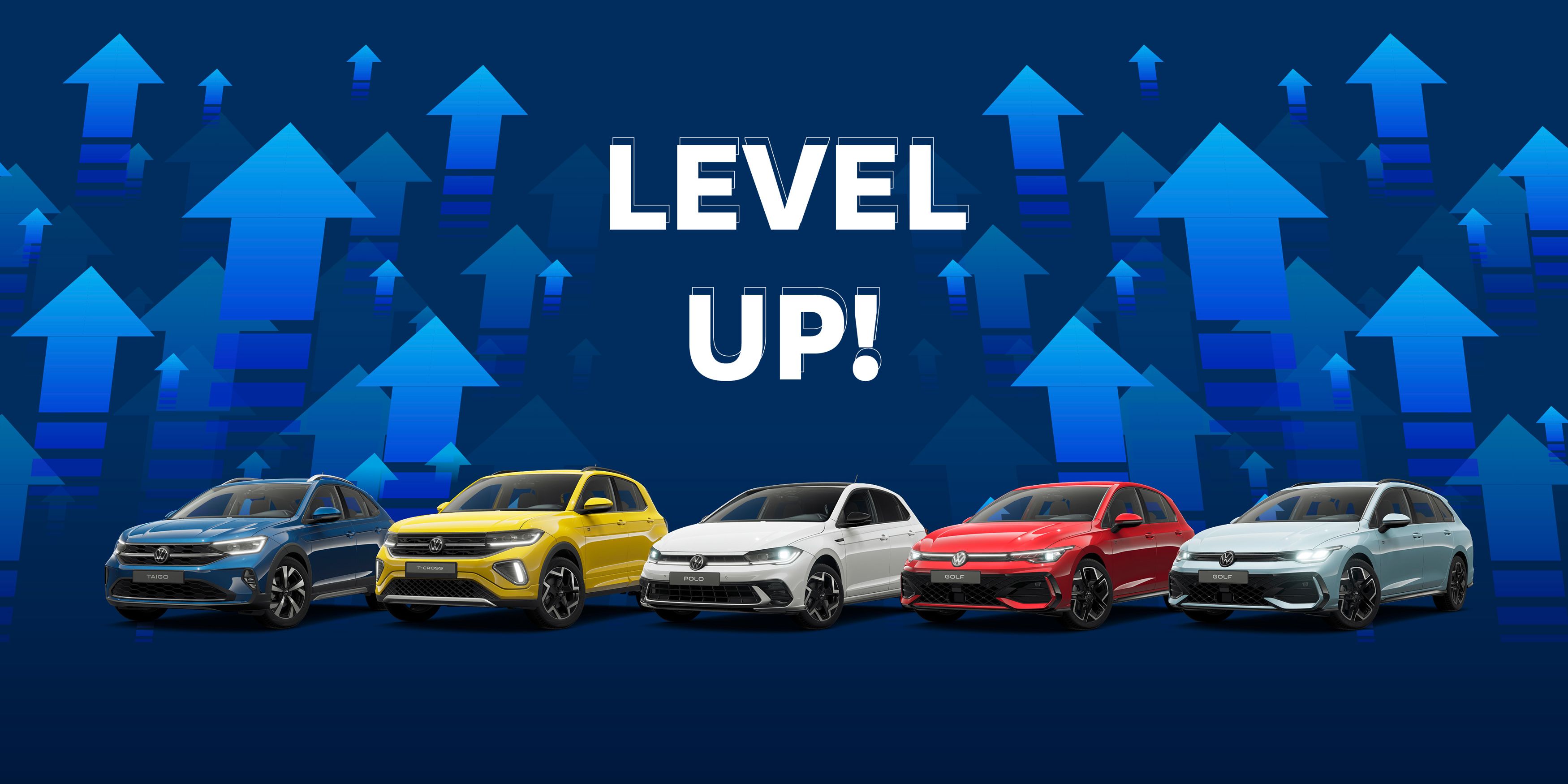 Mehrere Autos in verschiedenen Farben sind nebeneinander aufgereiht. Im Hintergrund sind blaue und grüne Pfeile, die nach oben zeigen. In der Mitte steht der Text "LEVEL UP!".