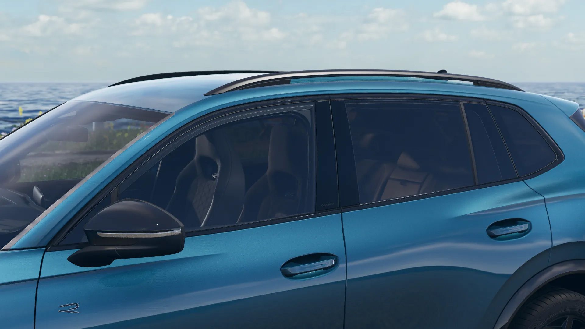 Blick durch die abgedunkelten Seitenscheiben des VW Tiguan R-Line auf die Sportsitze im Innenraum.
