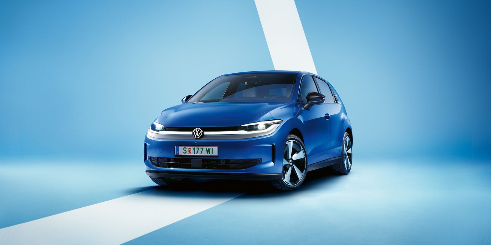 Ein blauer VW ID. Polo Style von schräg vorne vor einem hellblauen Hintergrund.