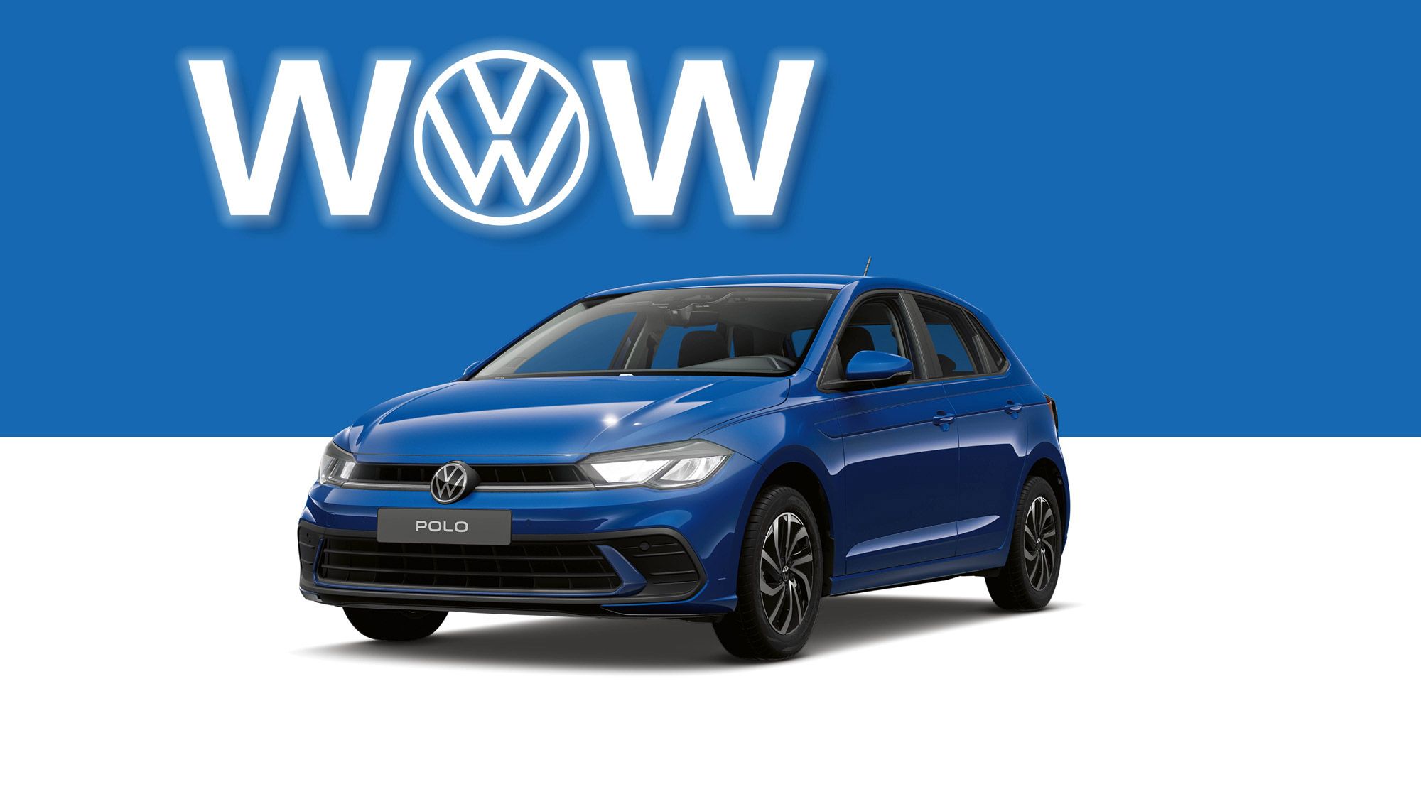 Ein blauer VW Polo steht vor einem hellblauen Hintergrund mit einem großen VW Logo und dem Schriftzug "WOW". Rechts oben steht ein Preisschild mit "Ab € 13.990,-".
