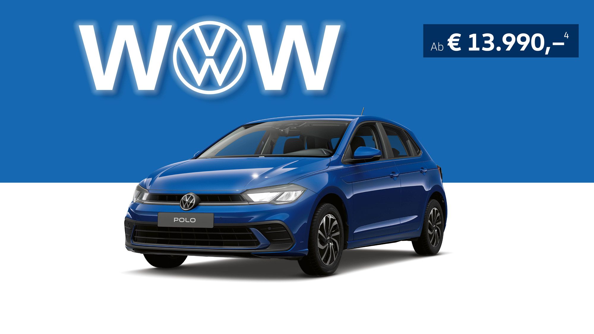 Ein blauer VW Polo steht vor einem hellblauen Hintergrund mit einem großen VW Logo und dem Schriftzug "WOW". Rechts oben steht ein Preisschild mit "Ab € 13.990,-".