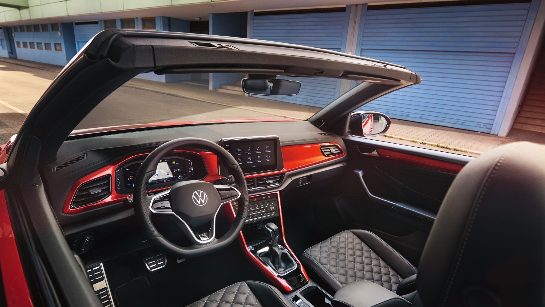 Ansicht des Cockpit des VW T-Roc Cabriolets mit rotem Dekor.