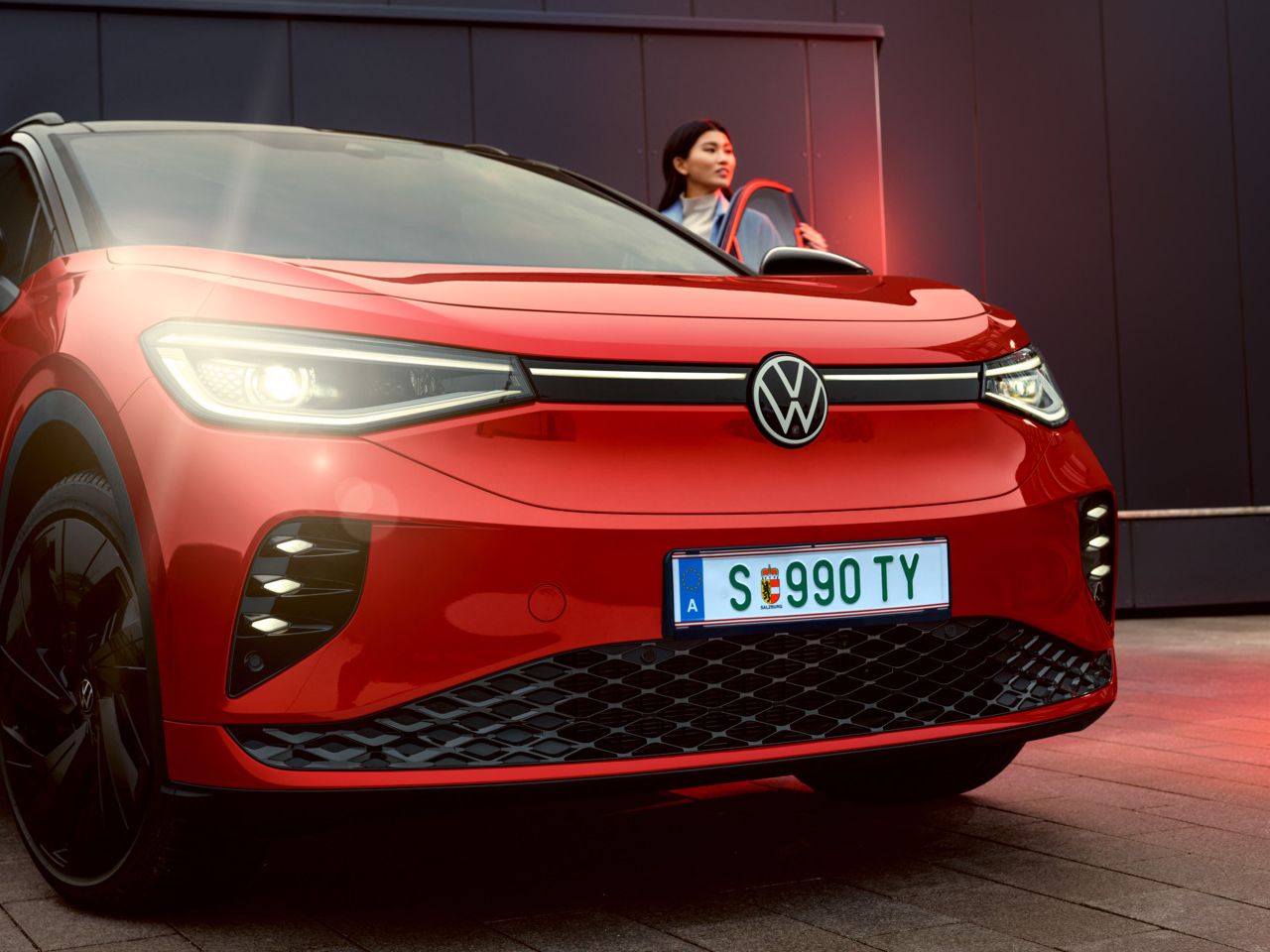 Detailansicht der Front-Lichtsignatur eines roten VW ID.4 GTX.