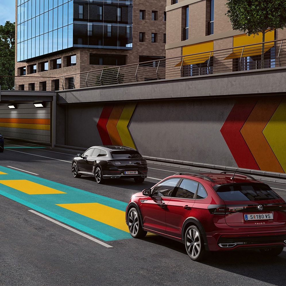 Illustration zeigt schematisch anhand eines VW Taigo die Funktionsweise des Travel Assist.
