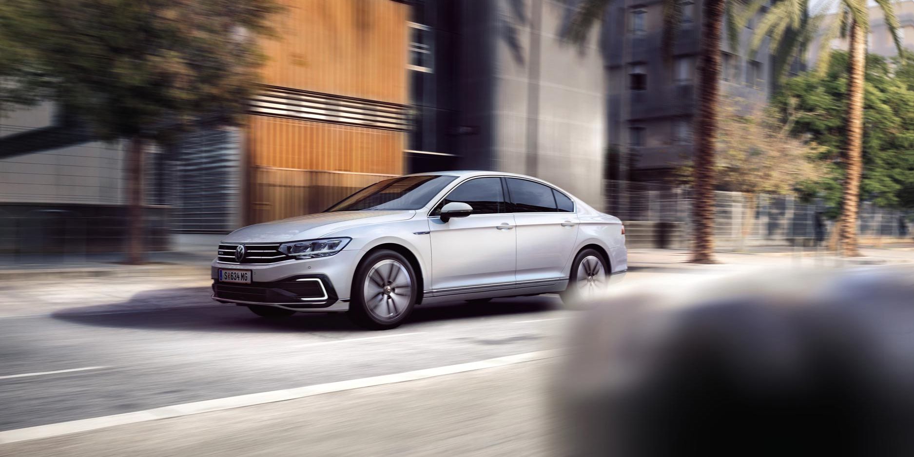 vw volkswagen passat gte auf der Straße unterwegs.