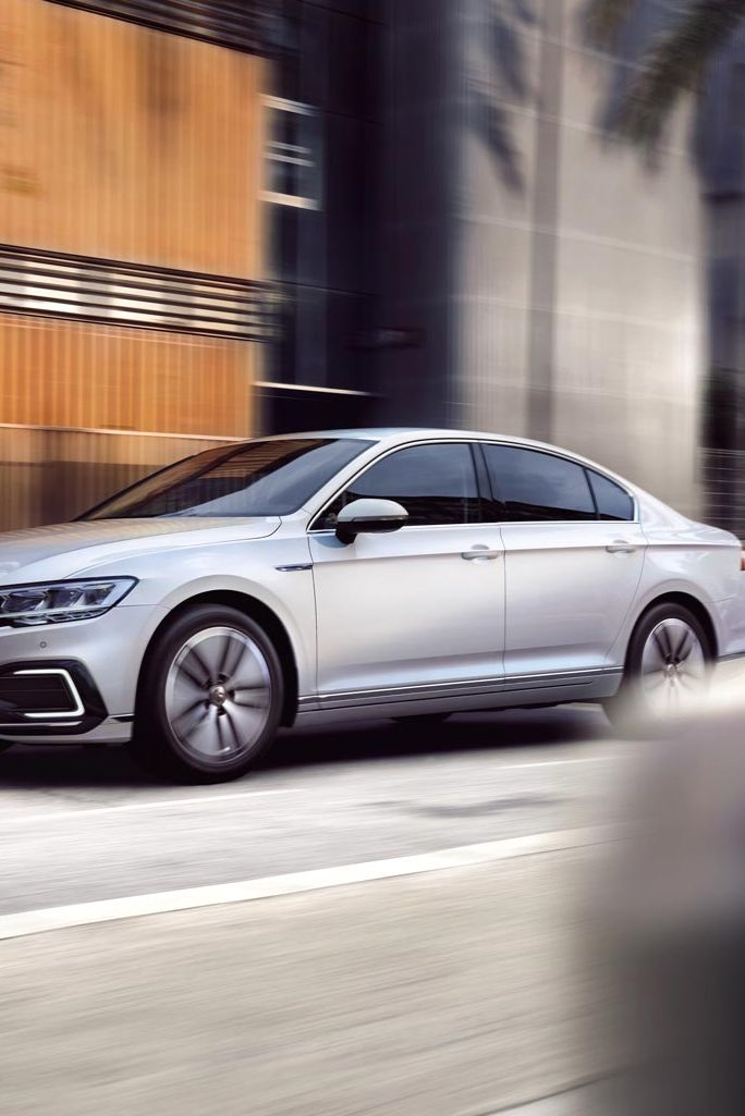 vw volkswagen passat gte auf der Straße unterwegs.