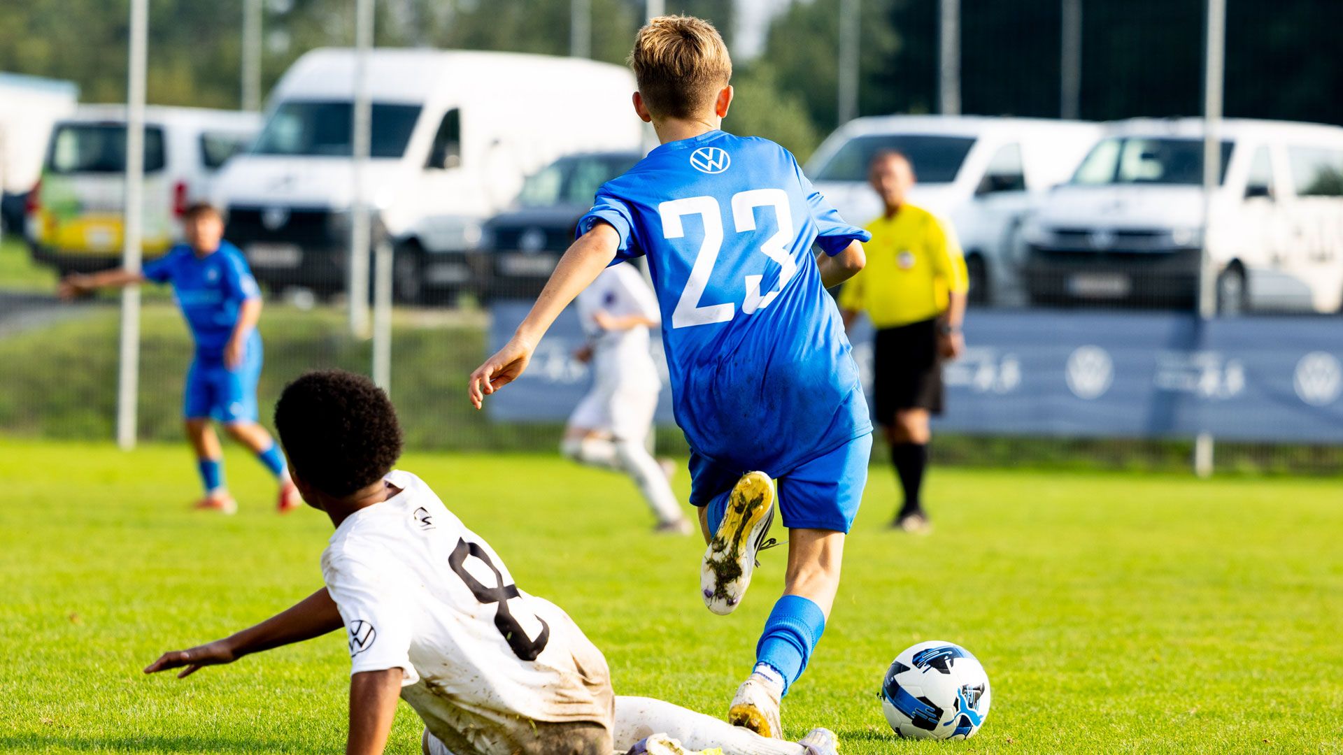Zwei Fußballspieler beim VW Junior Masters Regionalturnier