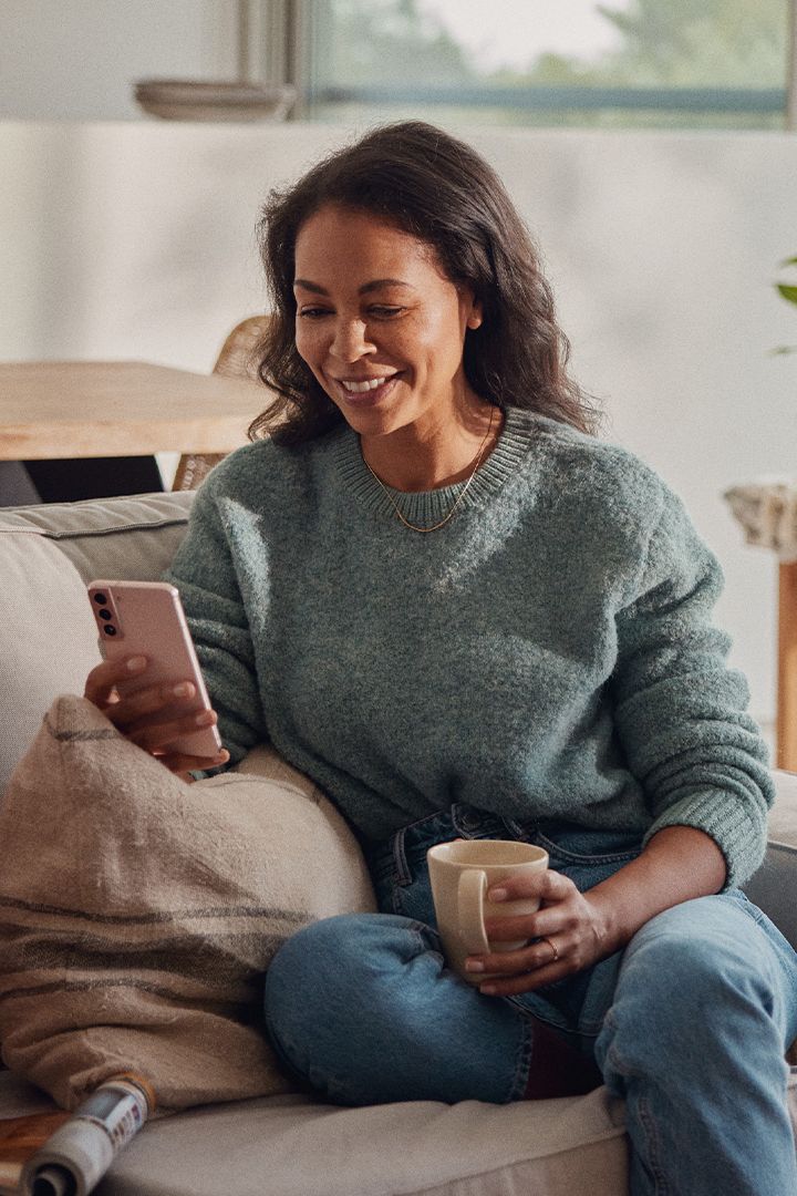 Frau telefoniert mit VW We Charge Support