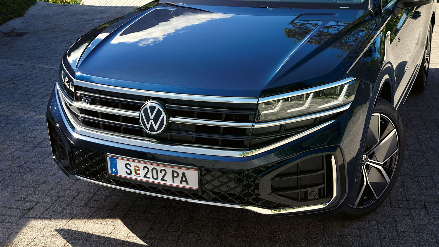 Blick auf die Front des VW Touareg R-Line mit HD-Matrix-Scheinwerfern.
