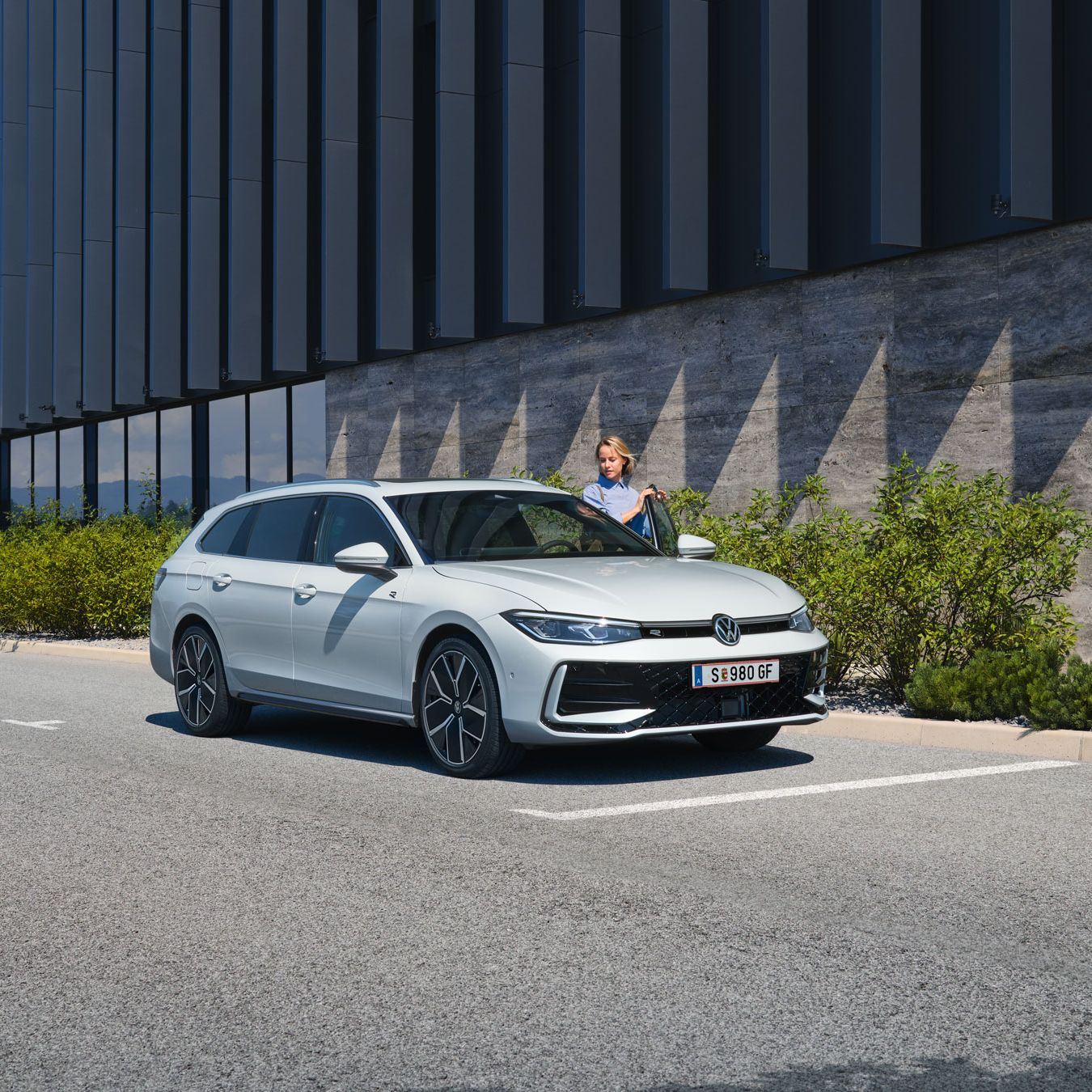 Frau steig in weißen VW Passat R-Line