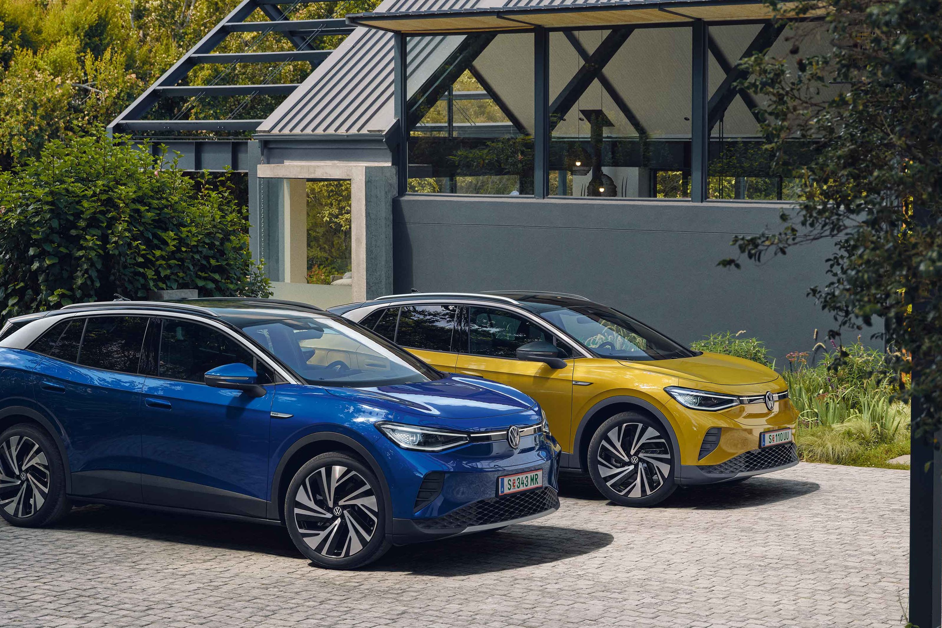 Ein blauer und ein gelber VW ID.4 nebeneinander geparkt