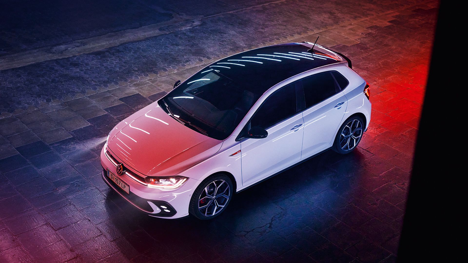 Weißer VW Polo GTI von schräg oben 