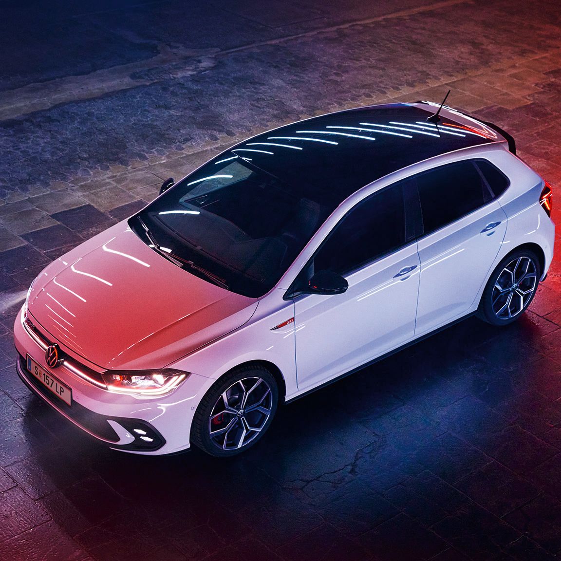 Weißer VW Polo GTI von schräg oben 