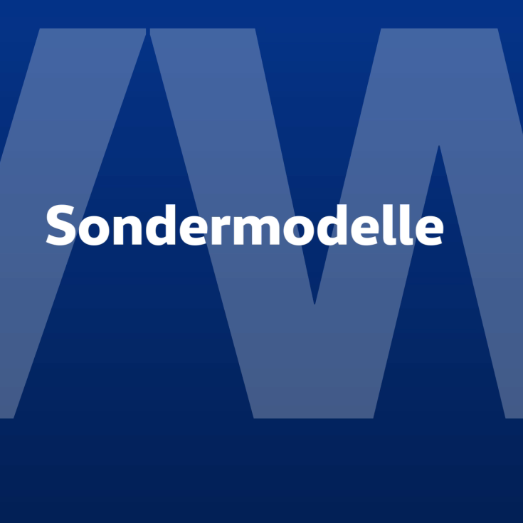 Blaues Hintergrundbild mit großem, hellem VW-Logo, auf dem das Wort "Sondermodelle" in der Mitte steht.