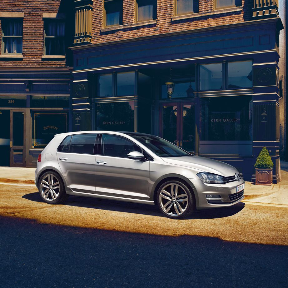 Silberner VW Golf 7 in der Seitenansicht