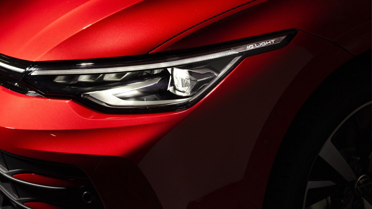 Detailaufnahme der IQ.LIGHT LED-Matrix Scheinwerfer eines roten VW Golf Falco Edition