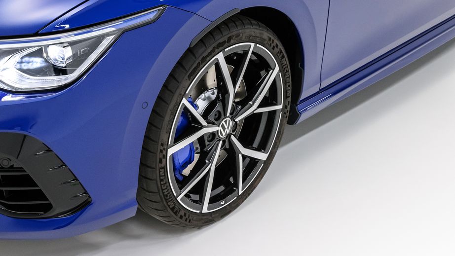 Scheinwerfer und Felge des VW Golf 8 R Vorgängermodells