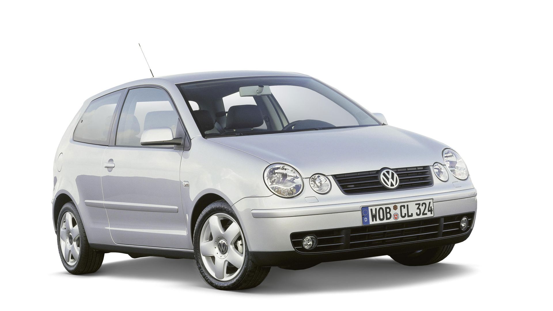 Ein silberner VW Polo 4, aufgenommen von vorne links. Es hat zwei Türen und deutsche Kennzeichen. Das Auto steht vor einem weißen Hintergrund.