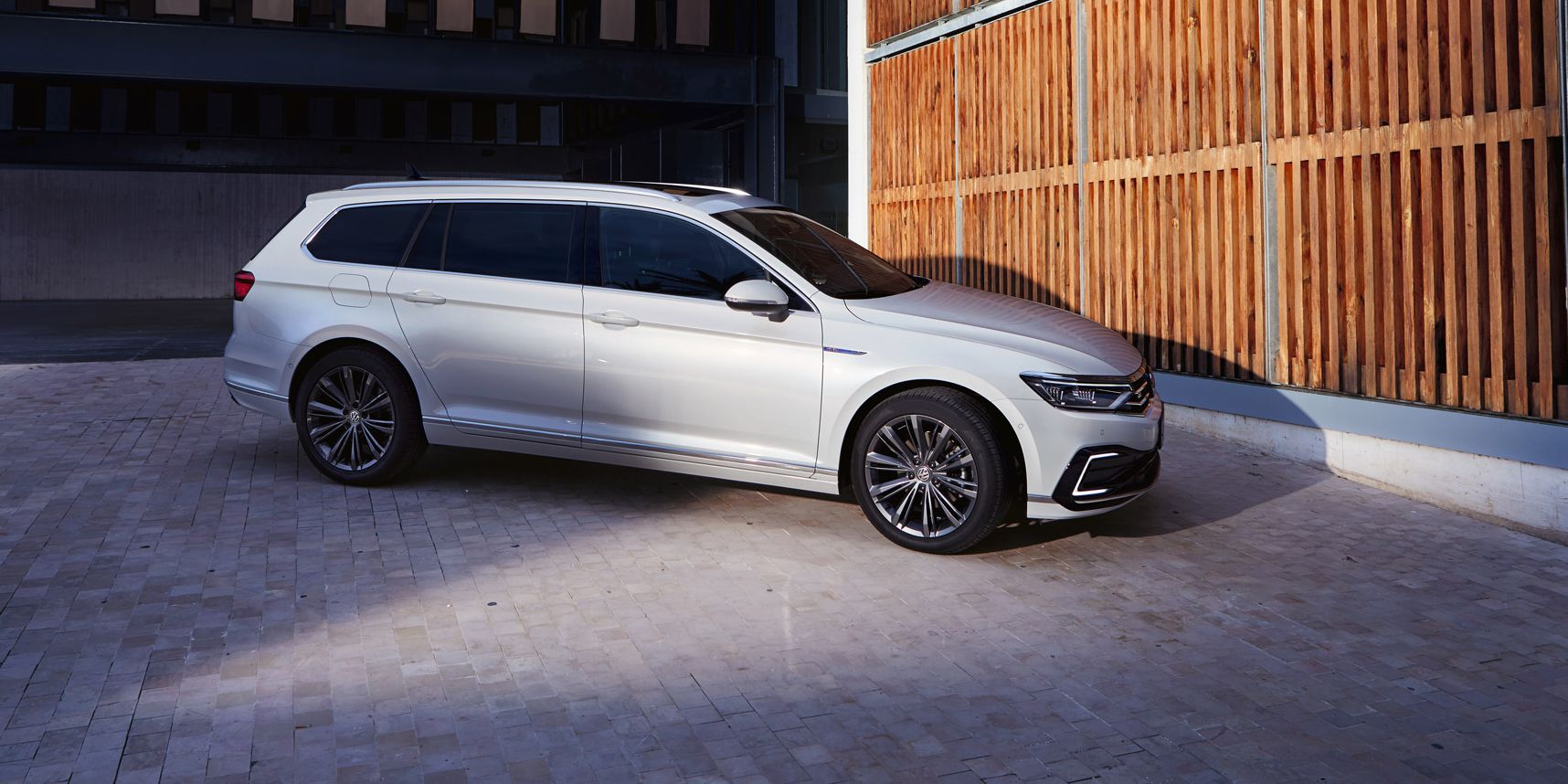 ein weißer VW Passat GTE von der Seite